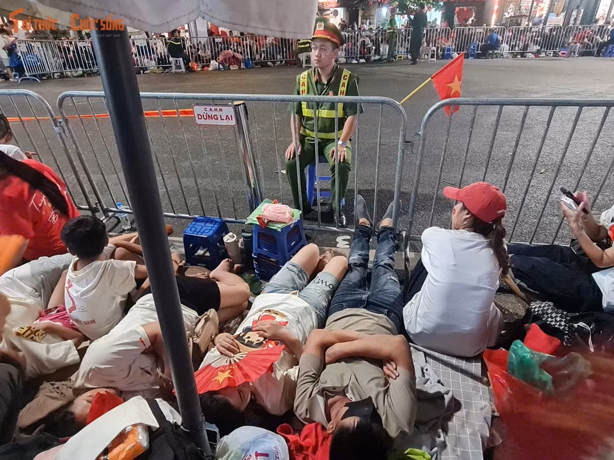 Trong khi nhiều người chợp mắt, ngoài hàng rào, lực lượng công an vẫn túc trực, không một phút nghỉ ngơi.