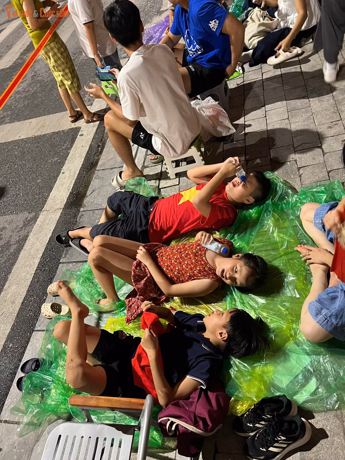 Nhiều em nhỏ tranh thủ ngả lưng nghỉ ngơi, chợp mắt.