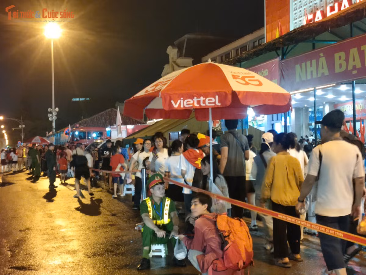 Người dân kiên trì xếp hàng chờ đợi khu vực nhà bạt.