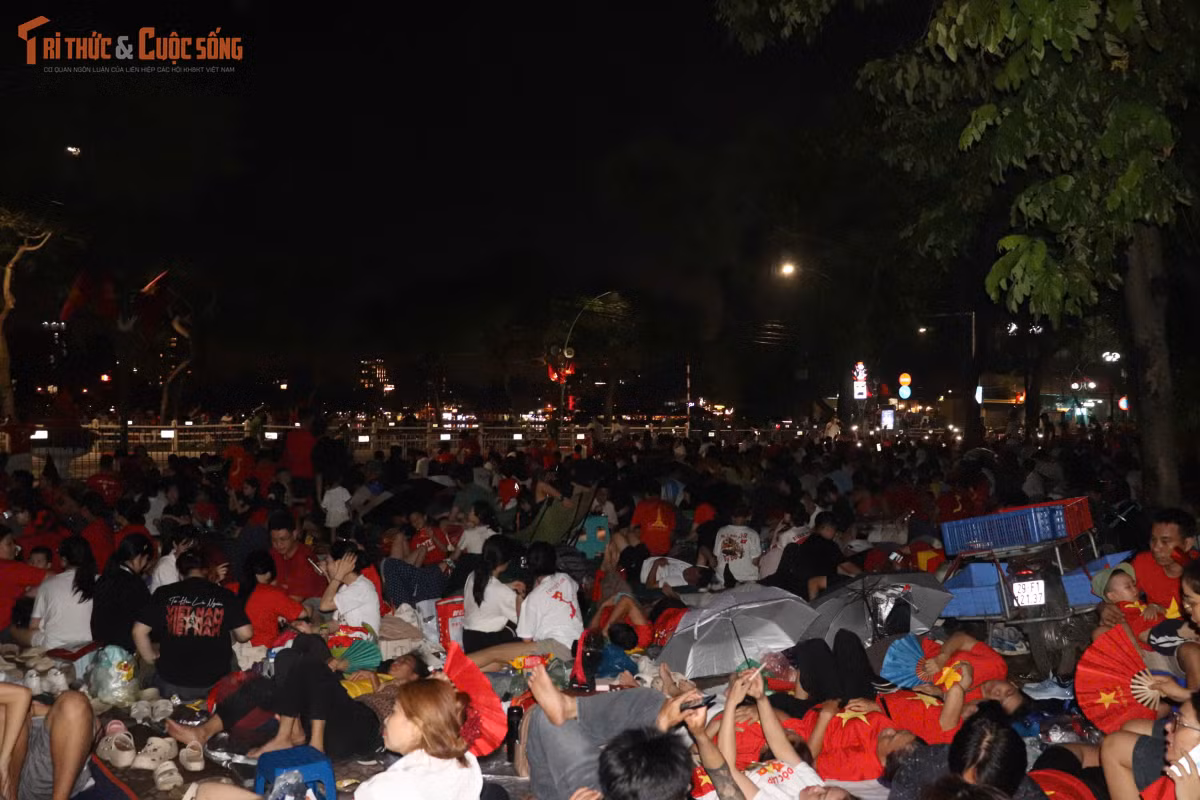 Càng về khuya, lượng người càng đông, phủ kín vỉa hè và tràn xuống lòng đường.