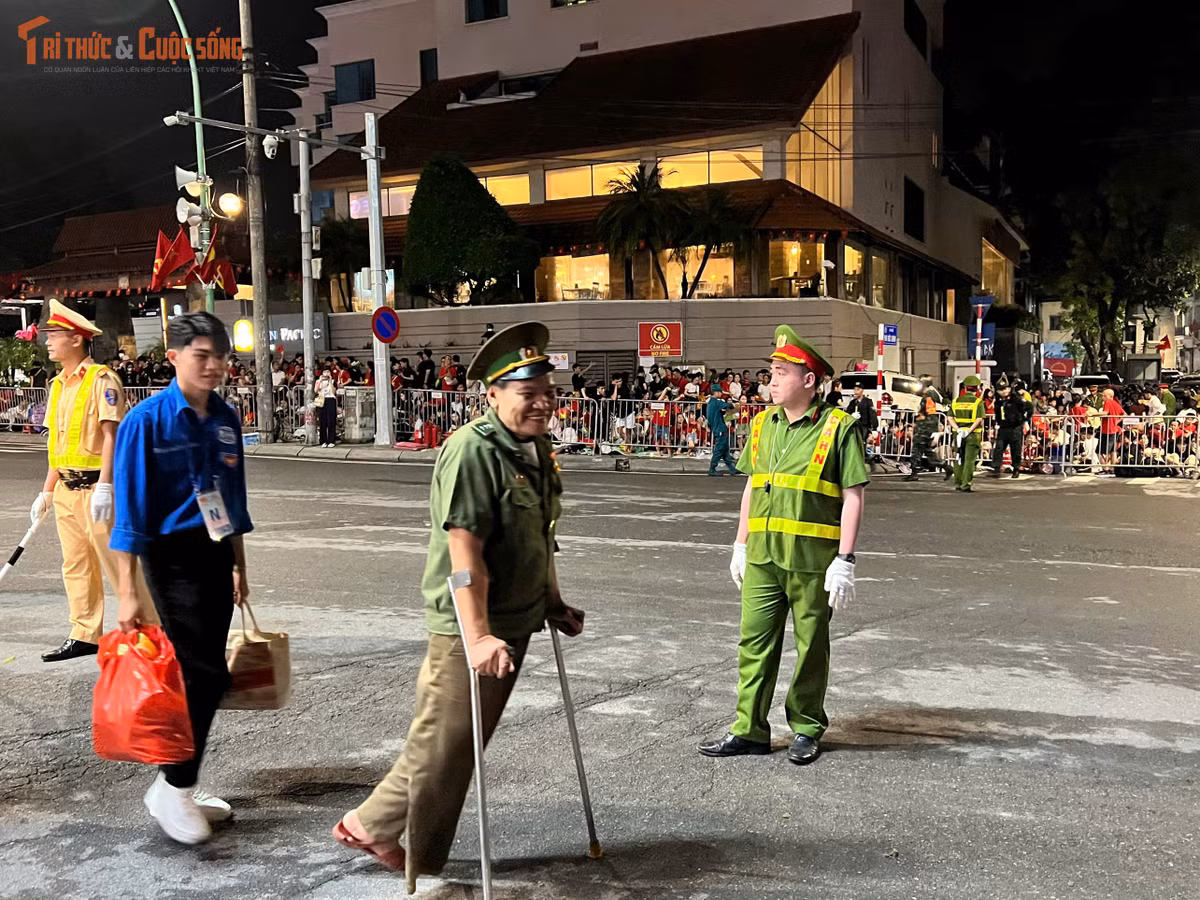 Lực lượng công an, cảnh sát giao thông và đoàn viên thanh niên làm nhiệm vụ xuyên đêm để phân luồng, giữ an toàn cho dòng người. Dù lượng người đổ về ngày càng đông, trật tự vẫn được giữ vững.