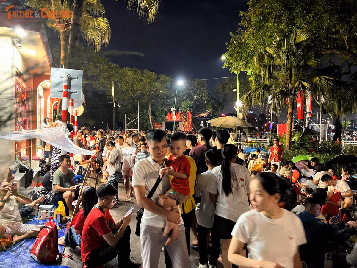 “Đứng chờ đến khuya cũng không mệt, vì đây là niềm tự hào, là ký ức khó quên”, gia đình chị Hà nói. “Tôi đến đây từ hơn 17h để giữ chỗ. Mất công chờ nhưng được xem tận mắt thì rất đáng”, anh Trần Văn Mạnh (quận Tây Hồ) cho biết.