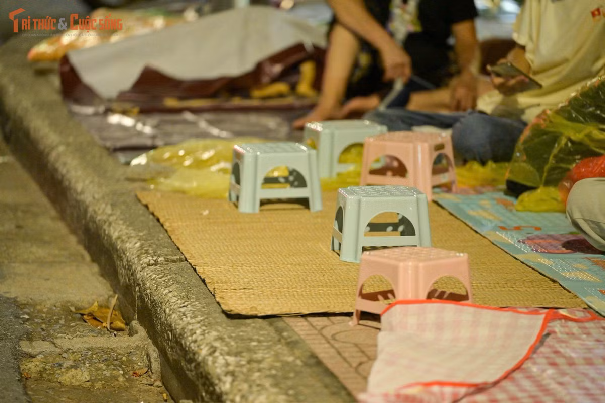 Hình ảnh quyết tâm bám trụ xuyên đêm của người dân trên phố.