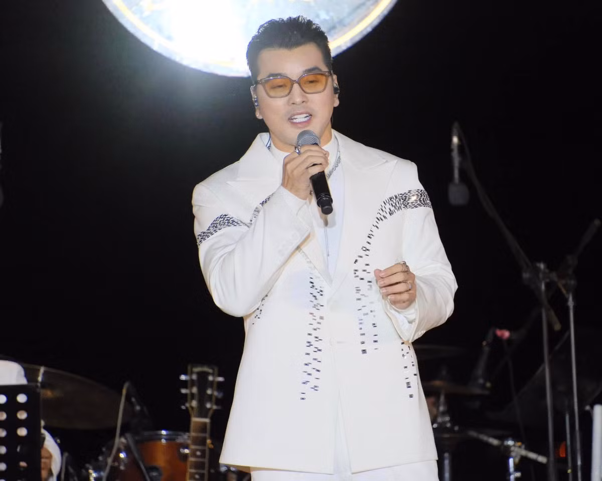 Theo Infonet, Ưng Hoàng Phúc cho biết, trước khi quay MV, đạo diễn người Mỹ đã cho anh xem video clip của ca sĩ Đan Mạch. Tuy nhiên, Ưng Hoàng Phúc cho rằng việc dùng từ “đạo” ở đây là không hợp lý. Ảnh: FB Ưng Hoàng Phúc.