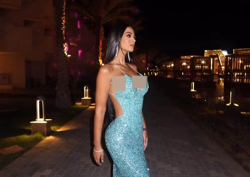 Gabriela Aviles Figueroa - đại diện Puerto Rico mặc váy dạ hội dáng ôm sát màu xanh ngọc, chất liệu ánh kim lấp lánh, thiết kế cắt xẻ tinh tế ở phần hông tạo điểm nhấn. Ảnh: Instagram Gabriela Aviles Figueroa.