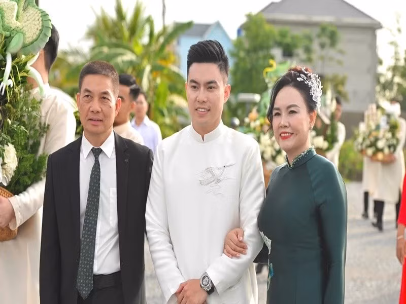 Theo Znews, ông Nguyễn Viết Hải chia sẻ trong lễ ăn hỏi: "Đã nhiều tháng và nhiều năm, con trai tôi là Nguyễn Viết Vương và Đỗ Thị Hà yêu thương, tìm hiểu nhau. Giờ đây, cả hai quyết định tiến đến hôn nhân để có cuộc sống dài lâu...Tôi rất biết ơn gia đình nhà gái đã đồng ý gả con gái cho con trai tôi. Tôi hứa nuôi dạy cháu để cháu phát triển hơn. Mong hai con sống thuận hòa, hạnh phúc bên nhau". Ảnh: Znews.