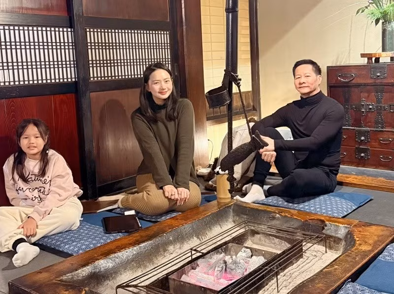 Kỷ niệm 10 năm bên nhau, doanh nhân Đức An nhắn nhủ Phan Như Thảo: “10 năm không hề ngắn và cũng không phải tầm thường. Anh chúc em ngày kỷ niệm 10 năm và chúc gia đình mình thêm những nụ cười cạnh nhau vào những năm kế tiếp. Love you”. Ảnh: FB Phan Như Thảo.