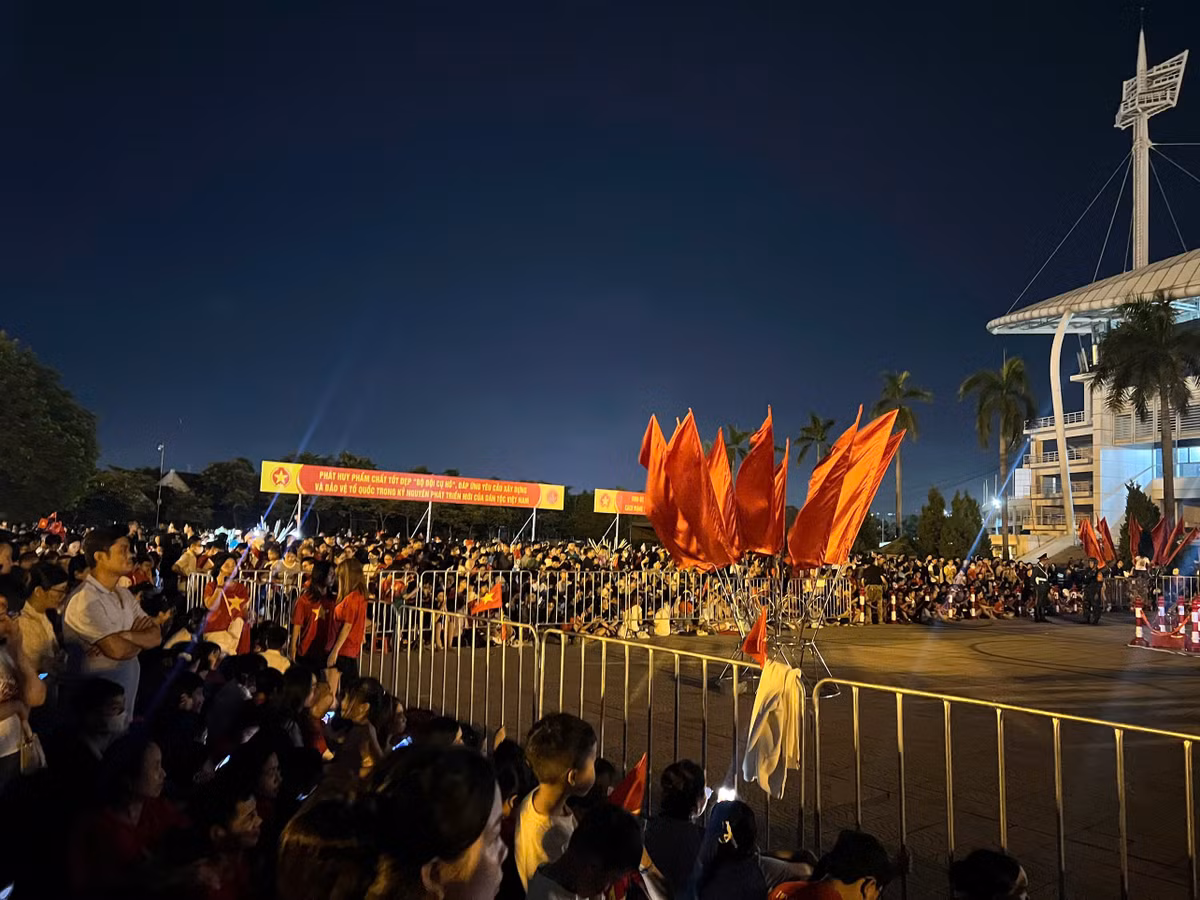 Theo ghi nhận của PV, khoảng 20h loạt pháo được khai hỏa. Tiếng nổ vang giữa trời đêm, từng chùm ánh sáng rực rỡ tỏa khắp bầu trời khiến người dân không ngớt reo hò, trầm trồ.