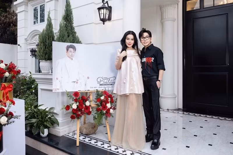 Vũ Luân vừa đón sinh nhật bên vợ. Phương Lê chia sẻ, cô và chồng tổ chức tiệc sinh nhật ở biệt thự 200 tỷ. Mừng sinh nhật Vũ Luân, Phương Lê nhắn nhủ bạn đời: "Chúc ba của con em sinh nhật vui vẻ! Ba của em bé ơi, mẹ và em bé sẽ là gia đình ấm áp hạnh phúc của ba, sẽ là nơi ba ngủ thật ngon, sẽ là ngôi nhà tràn ngập tiếng cười, ba mãi là niềm tự hào của mẹ và em bé". Ảnh: FB Phương Lê.