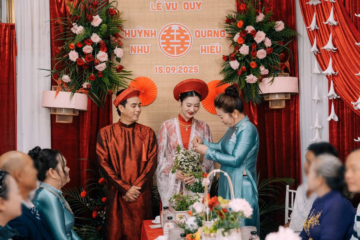 Không gian lễ vu quy của người mẫu Tuệ Như và ca sĩ Hồ Quang Hiếu mang tông màu đỏ.