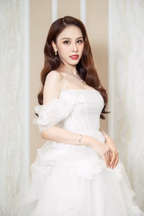 Lê Nguyễn Ngọc Hằng thi Hoa hậu Việt Nam 2022 khi mới 19 tuổi. Danh hiệu Á hậu 2 Hoa hậu Việt Nam 2022 giúp cô tự tin hơn. Ảnh: FB Ngọc Hằng.