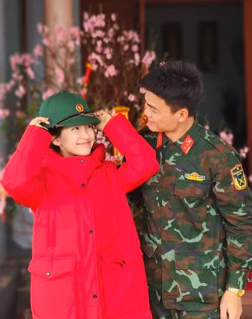 Nữ ca sĩ cho biết cô không đặt nặng chuyện vật chất. “Em không chọn người giàu có. Em không thiếu gì, em chỉ cần bình yên, một người đủ niềm tin, đủ bao dung và hạnh phúc khi thấy em tỏa sáng, đồng thời yêu thương Bo”, cô chia sẻ.