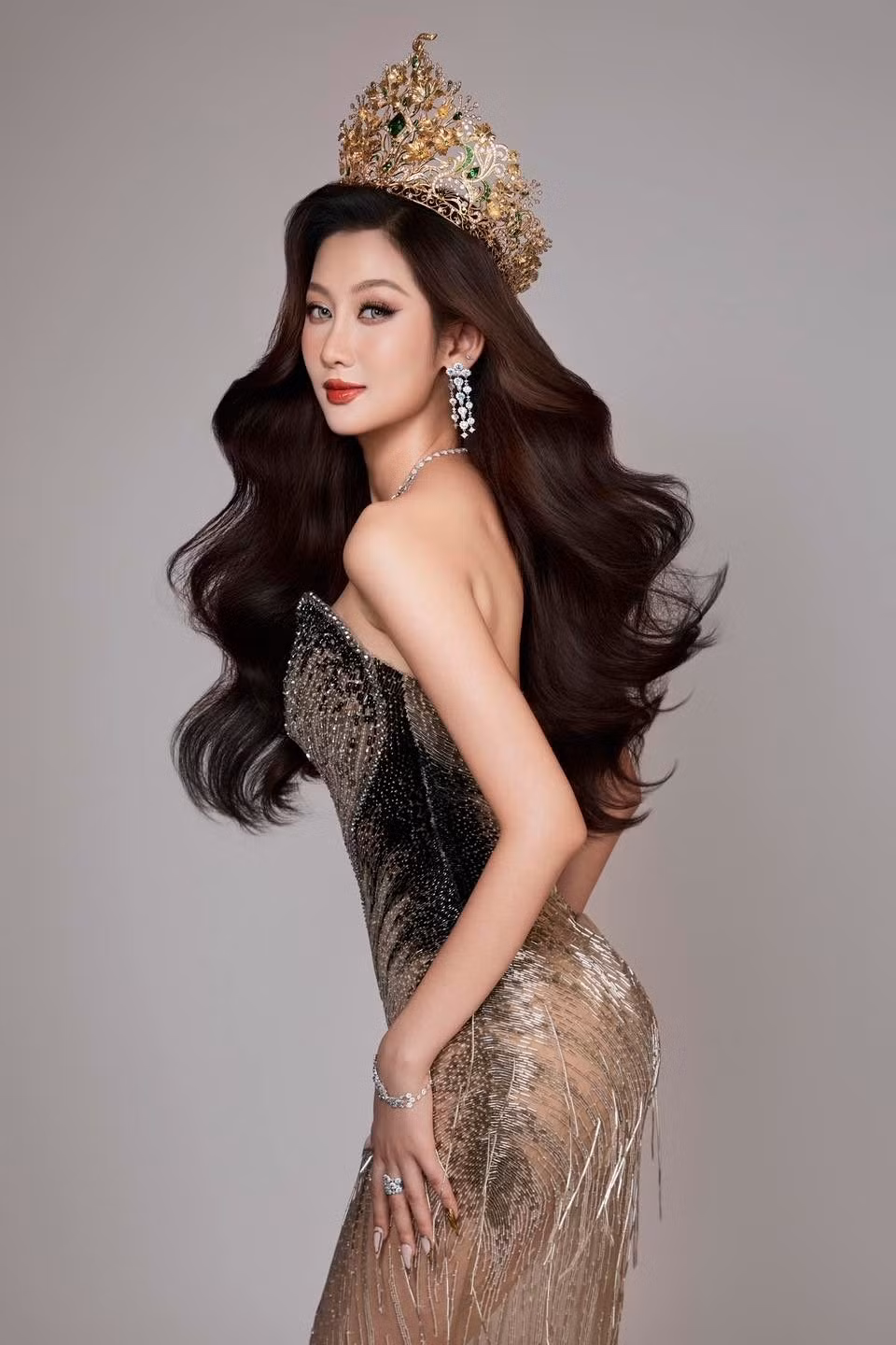 Trước giờ G, Quế Anh tung bộ ảnh mới. Nàng hậu khoe nhan sắc lộng lẫy, sắc sảo với váy bó sát cúp ngực. Ảnh: FB Quế Anh.