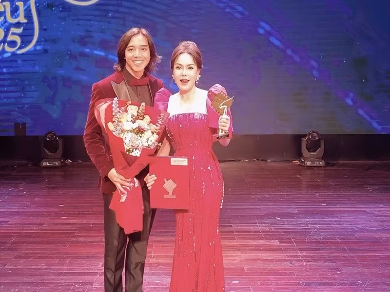 Tháng 1/2026, Hoài Phương nhắc lại dấu mốc năm 2025 khi Việt Hương cùng lúc nhận giải thưởng Nữ diễn viên chính xuất sắc nhất tại ba sự kiện gồm: Liên hoan phim châu Á Đà Nẵng (DANAFF), Ngôi Sao Xanh và Cánh Diều Vàng. Ảnh: FB Hoài Phương.