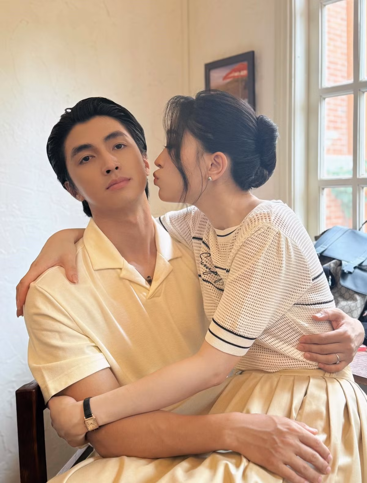 Nam diễn viên chú thích: "Thích bị làm phiền" khi đăng tải khoảnh khắc tình cảm bên Phương Nga. Ảnh: FB Bình An.