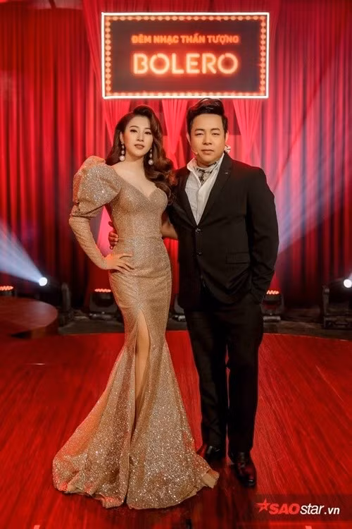 Khi cùng Quang Lê làm giám khảo Thần tượng bolero 2019, Tố My chia sẻ trên Saostar, nếu cô có thiếu sót, đàn anh sẽ hỗ trợ, hướng dẫn thí sinh. Ảnh: Saostar.