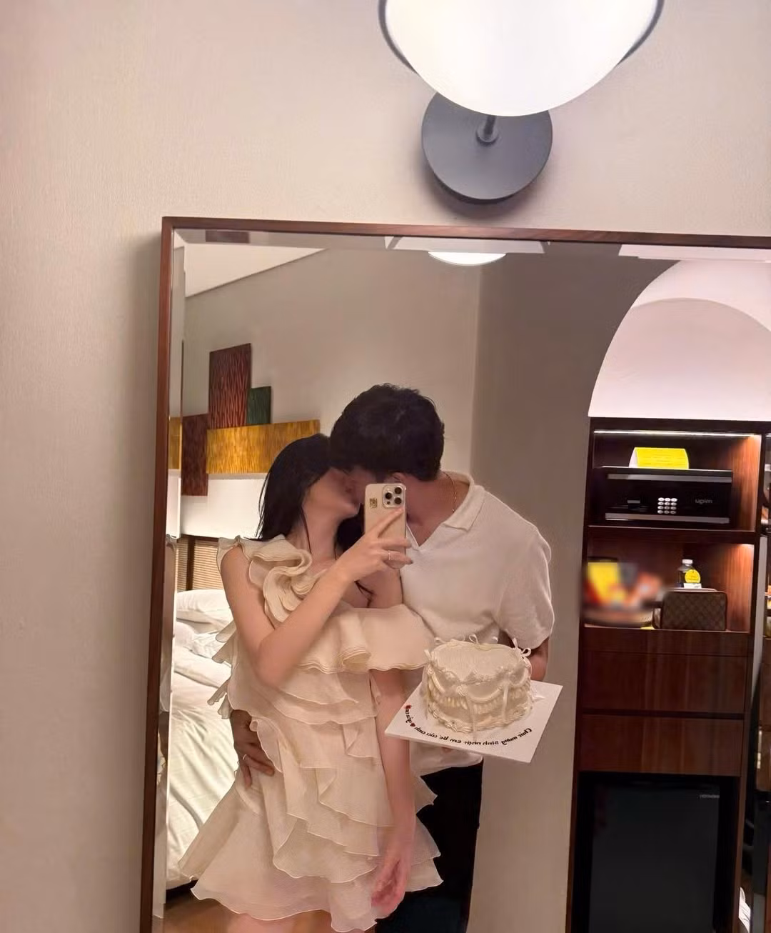 Không chỉ gây chú ý bởi cuộc sống gia đình kín tiếng, Nguyễn Thành Chung còn được nhận xét là người chồng tâm lý, hết mực chiều chuộng vợ. Ngoài việc thường xuyên đưa Tố Uyên đi du lịch, anh cũng nhiều lần công khai bày tỏ tình cảm với bạn đời.