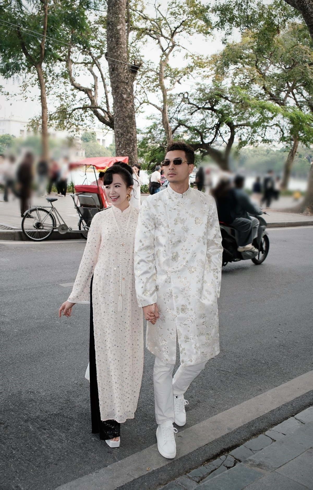 Vợ chồng Kim Oanh diện áo dài đôi, dạo phố Hà Nội. Ảnh: FB Kim Oanh.