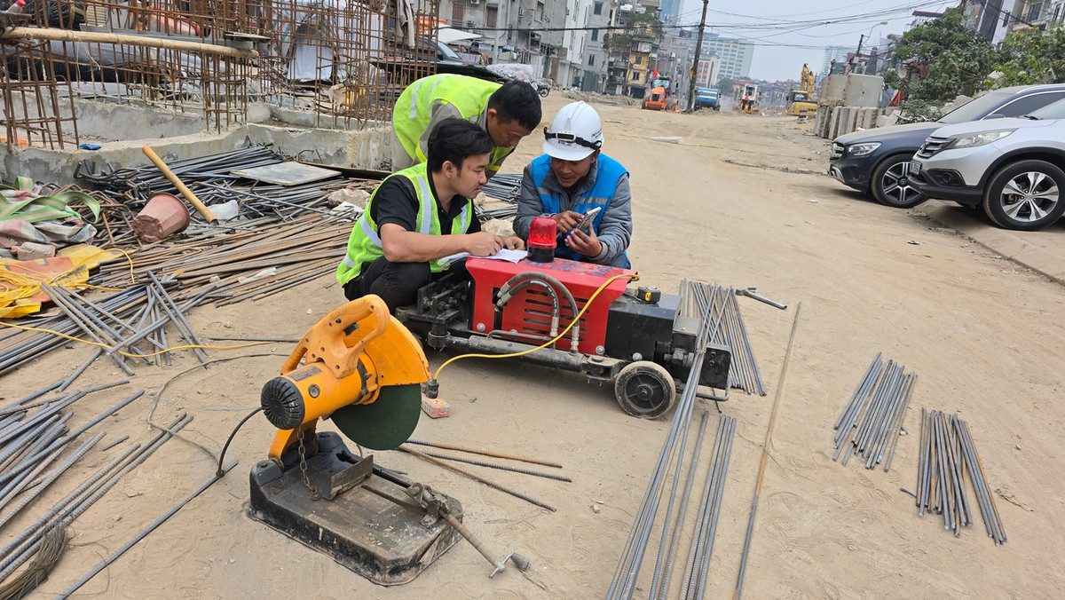 Đại diện đơn vị thi công cho biết, trong dịp Tết Nguyên đán Bính Ngọ, đơn vị duy trì khoảng 70% nhân lực trên công trường. Anh Nguyễn Văn Thanh, một công nhân đang làm việc tại công trường, cho biết dù Tết Nguyên đán là dịp sum họp gia đình, nhưng nhiều công nhân trong đó có anh đã ở lại làm việc để bảo đảm tiến độ chung dự án.