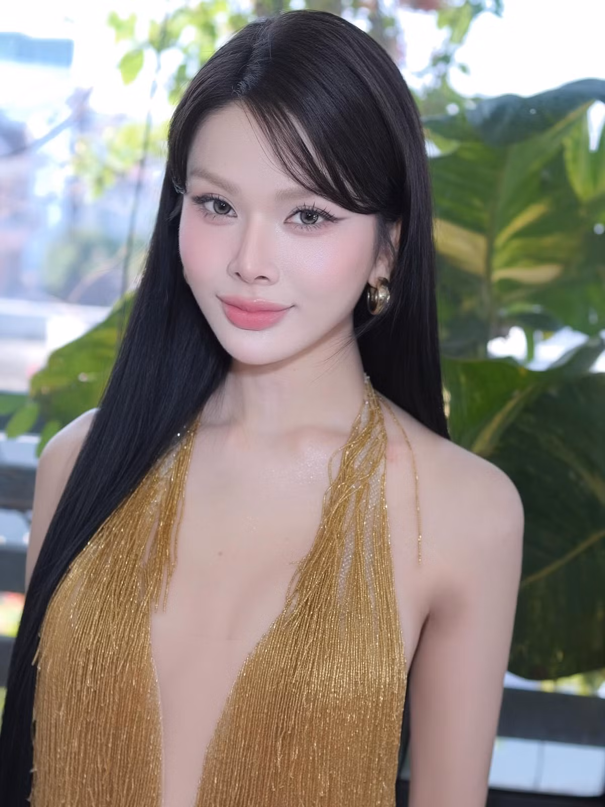 Đôi mắt sâu cùng lối trang điểm tông hồng nude hiện đại giúp người đẹp làm nổi bật các đường nét hài hòa, mang đến cảm giác nữ tính và tinh tế.