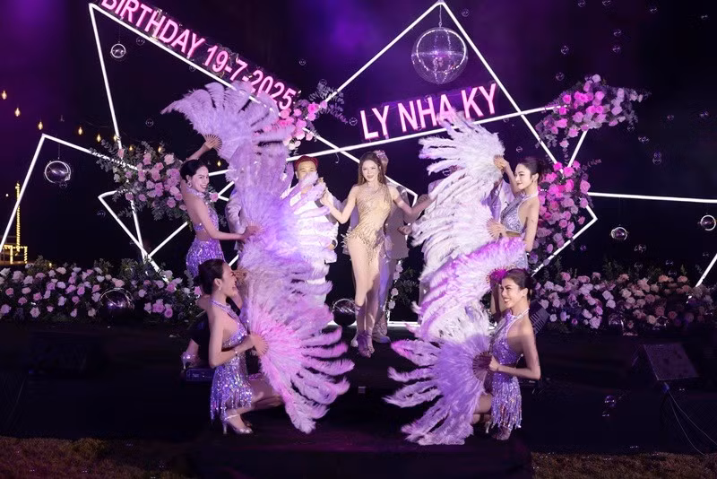 Cô biểu diễn ca khúc Fly to the moon cùng vũ đoàn. Ảnh: Luke Nguyễn.