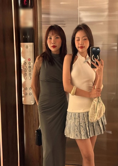 Phương Mỹ Quyên cho hay, việc ở bên cạnh giúp em gái phần nào san sẻ những áp lực, lo toan mà em gái phải đối diện khi hoạt động nghệ thuật. Ảnh: FB Phương Mỹ Chi.