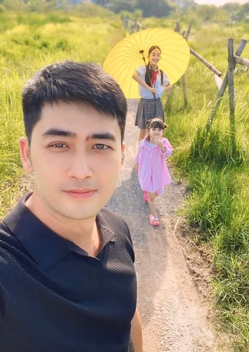 Dịp con gái đầu lòng đón tuổi mới năm 2024, Bảo Anh viết: "11 năm về trước, ngày mà lần đầu tiên trong dòng thời gian của cuộc đời bố được trở thành bố. Bố vẫn yêu Lọ Lem của bố nhất trên đời. Chúc mừng sinh nhật con gái của bố".