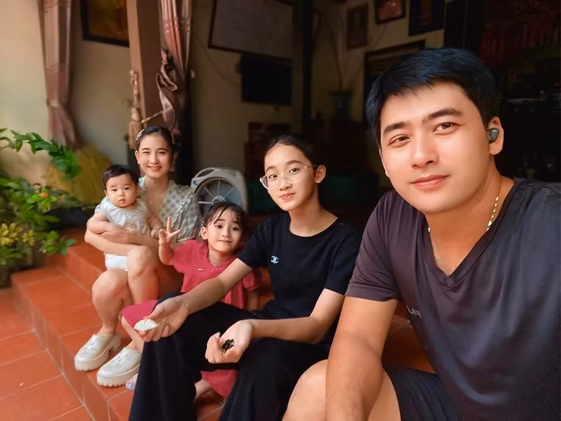 Trên trang cá nhân, nam diễn viên thường xuyên dành lời yêu thương cho các con.