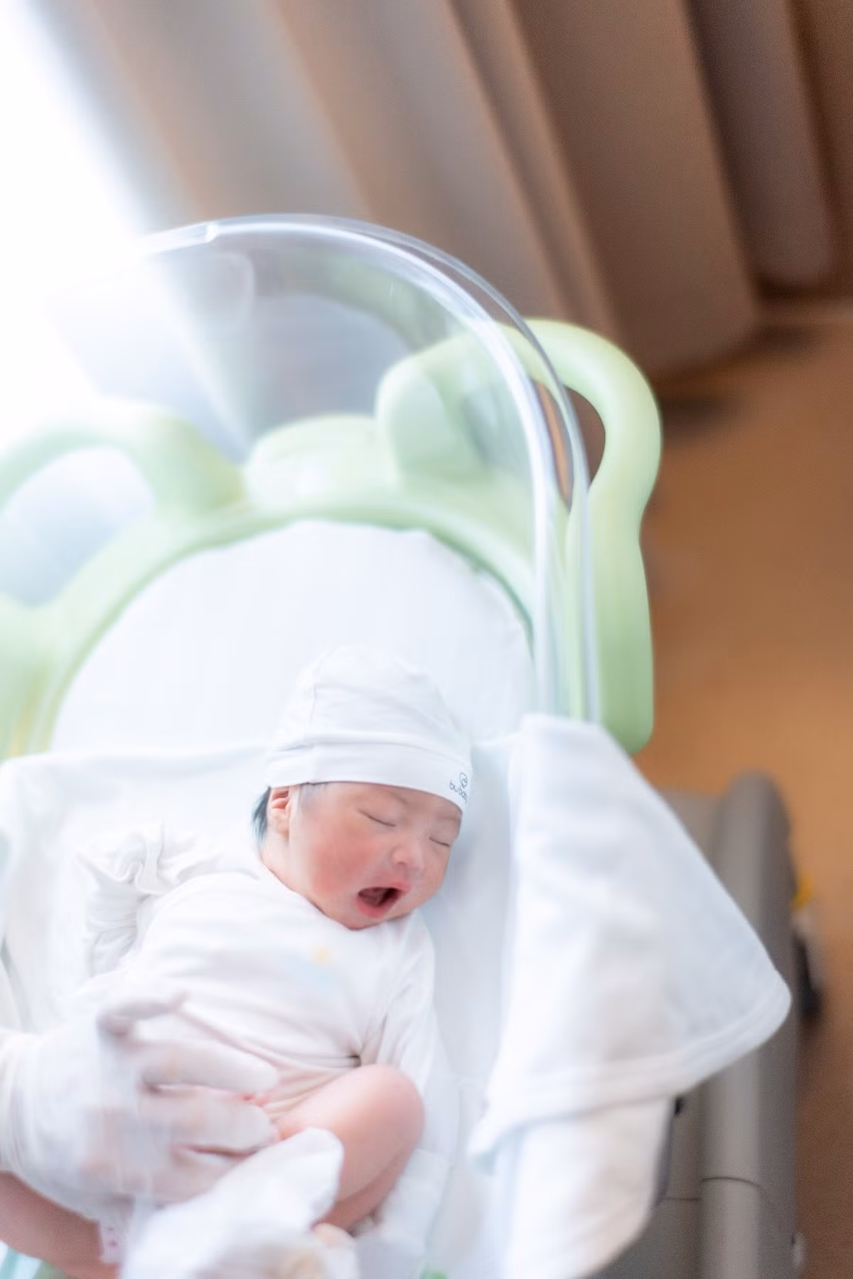 Tuấn Khôi chia sẻ, khoảnh khắc được nhìn thấy con, được nghe tiếng khóc đầu đời của con, anh đã vỡ oà cảm xúc. Đối với Tuấn Khôi, con là món quà quý giá nhất trên đời. Ảnh: FB Tuấn Khôi.