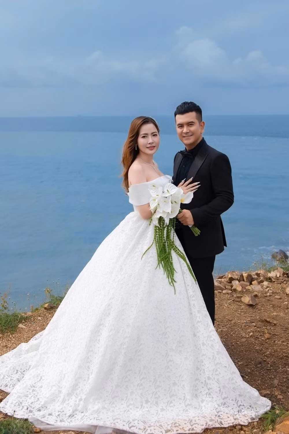 Trên trang cá nhân, khoe bộ ảnh cưới, diễn viên Hùng Thuận bày tỏ: "Đã chốt ngày công chứng sang tên sở hữu nhau! Love you". Ảnh: Znews.