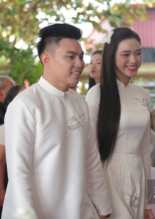 “Bên cạnh Viết Vương, Đỗ Thị Hà dường như không cần giữ hình ảnh, sống đúng con người thật, giống như các cặp đôi bình thường khác”, bạn của Đỗ Thị Hà nói thêm. Ảnh: Dân Việt.