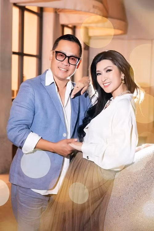 Theo Vietnamnet, ca sĩ Nguyễn Hồng Nhung kết hôn với doanh nhân Trung Thành ở Mỹ sau 2 năm tìm hiểu, có một cậu con trai 1 tháng tuổi. Ảnh: FB Hồng Nhung.