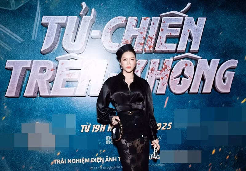 Chân váy phần dưới xuyên thấu giúp tôn lên đôi chân thon dài của nữ diễn viên.