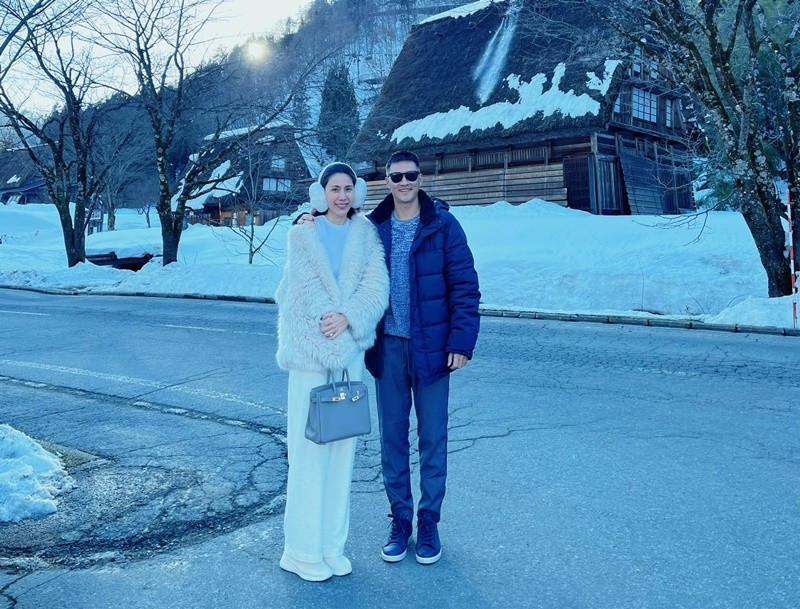 "Hôm qua bố mẹ 2 bên gọi điện giáo huấn đạo vợ chồng cho cặp đôi, 2 vợ chồng ngơ ngác chả hiểu là ý gì. Hóa ra ông bà đọc tin đồn trên mạng nên nghi 2 vợ chồng ly dị. Quá khổ". Ảnh: FB Công Vinh.