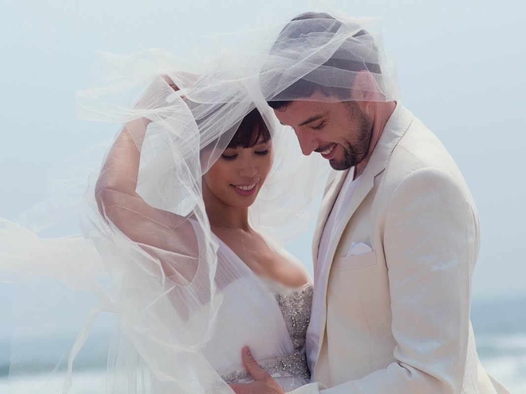 Siêu mẫu Hà Anh kết hôn với Olly vào năm 2016. Chồng Hà Anh sinh năm 1984, kém nữ người mẫu 2 tuổi và mang quốc tịch Anh. Olly là một giáo viên. Cả hai quen nhau qua một người bạn. Ảnh: FB Hà Anh.