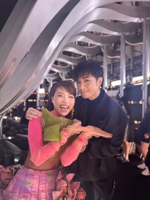 Phương Mỹ Chi chụp ảnh kỷ niệm cùng giám khảo Cổ Cự Cơ. Ảnh: FB Phương Mỹ Chi.