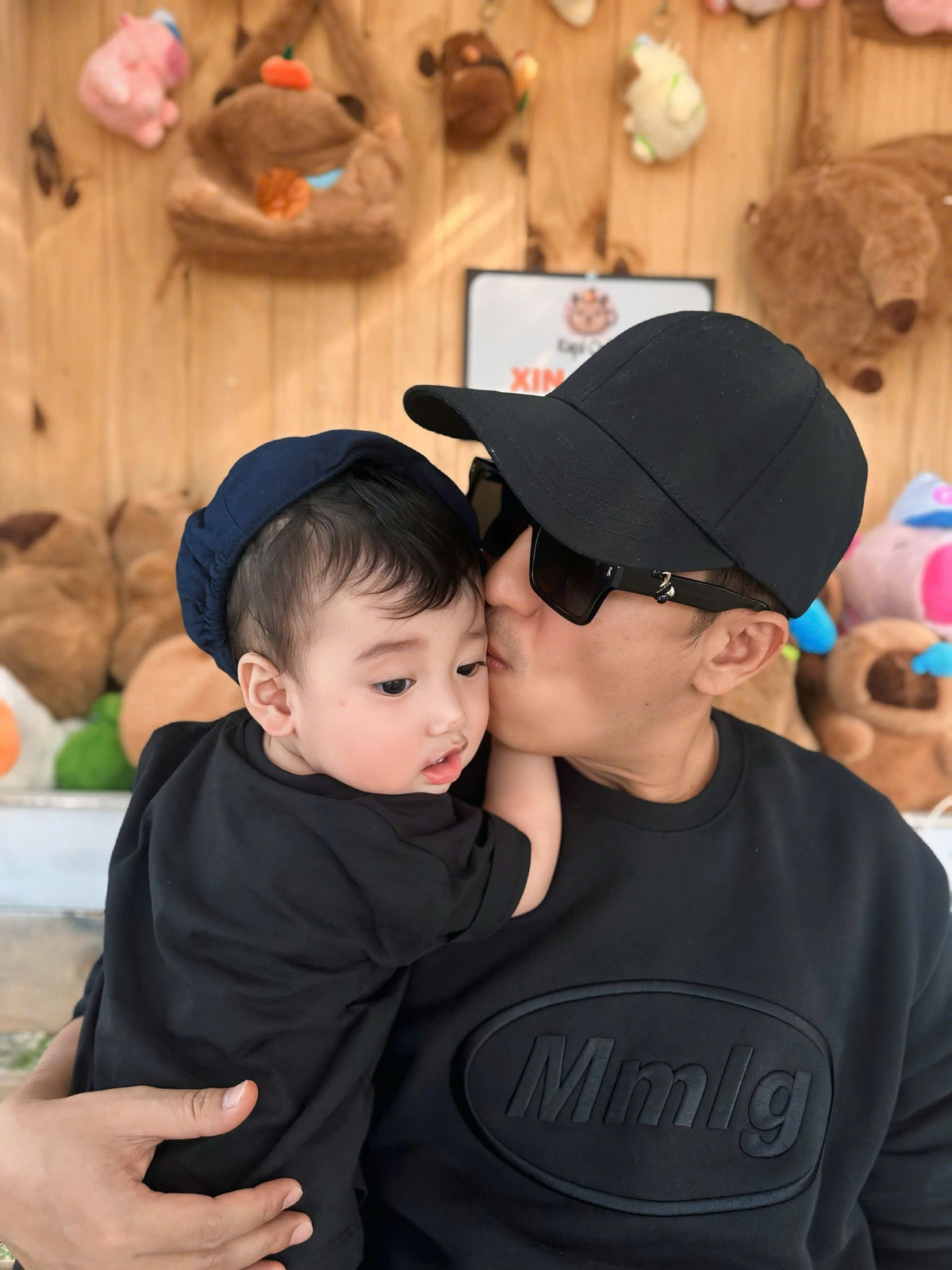 Theo Thể Thao Văn Hóa, Nhã Phương từng thừa nhận, cô quá thương và chiều con nên con có phần không sợ mẹ. "Bình thường chỉ cần anh ấy nói rất nhẹ nhàng "Con, ba cần nói chuyện với con" là con gái sẽ biết ngay và vấn đề được giải quyết", Nhã Phương nói. Ảnh: FB Trường Giang.