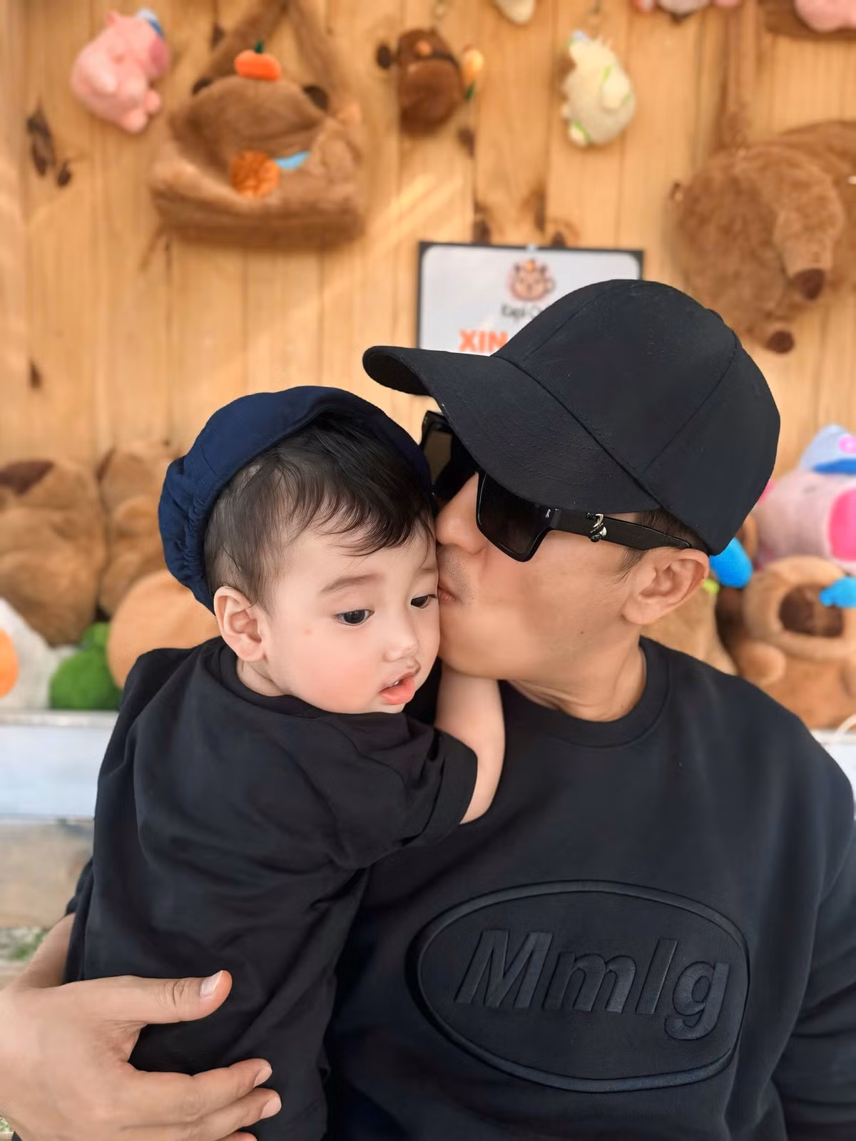 Theo Thể Thao Văn Hóa, Nhã Phương từng thừa nhận, cô quá thương và chiều con nên con có phần không sợ mẹ. "Bình thường chỉ cần anh ấy nói rất nhẹ nhàng "Con, ba cần nói chuyện với con" là con gái sẽ biết ngay và vấn đề được giải quyết", Nhã Phương nói. Ảnh: FB Trường Giang.