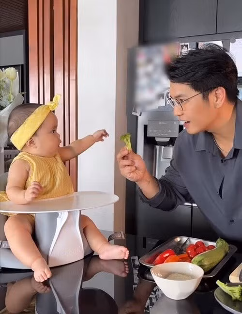 Dù còn rất nhỏ, bé Gạo đã sớm “ghi điểm” nhờ thần thái lanh lợi, biểu cảm phong phú, khiến người xem dễ bị thu hút ngay từ ánh nhìn đầu tiên. Ảnh: Instagram Huy Trần.