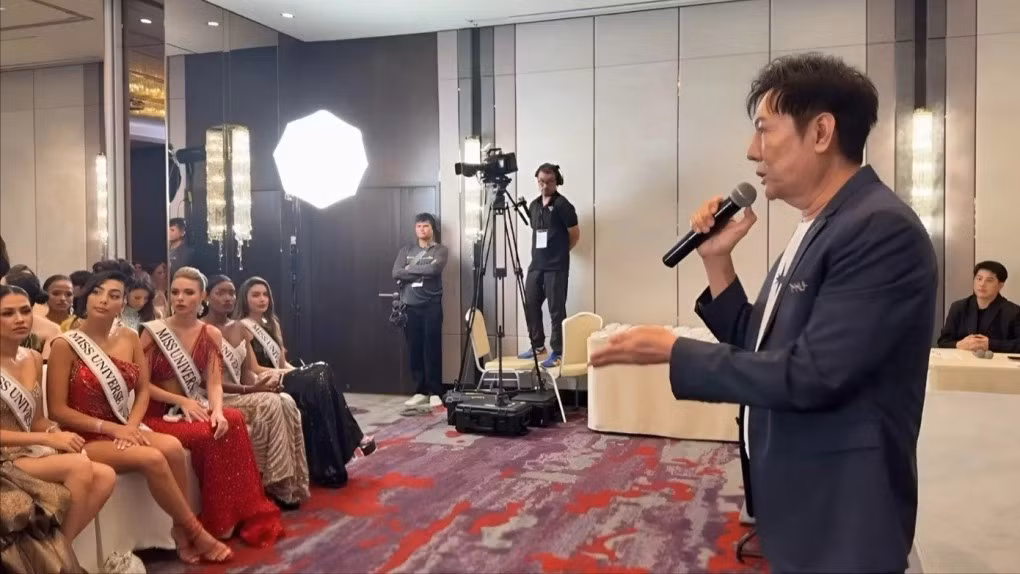 Ngoài ra, theo Vietnamnet, chủ tịch Miss Grand International Nawat Itsaragrisil tố nhiều thí sinh không hợp tác. Ông Nawat thậm chí nhắc thẳng tên Fatima Bosch - đại diện Mexico khiến cô bật khóc, bỏ về. Mới nhất, ông Nawat xin lỗi về ồn ào và hứa không ép thí sinh quay video quảng bá nữa. Ảnh: Vietnamnet.