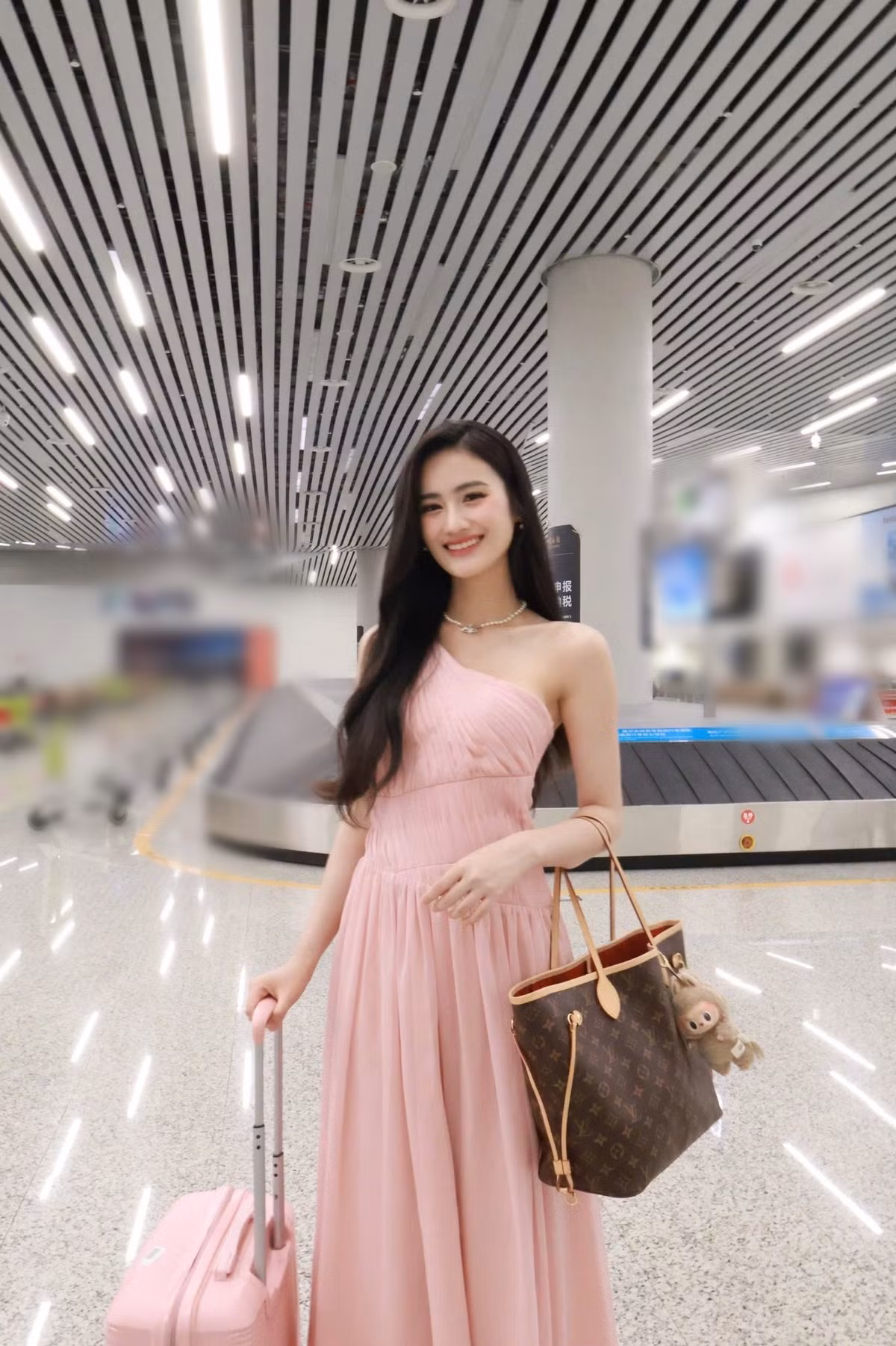 Ý Nhi làm việc đến 24 giờ mỗi tuần. Sau khi trừ đi chi phí sinh hoạt, mỗi tháng người đẹp dành dụm được khoảng 30 triệu đồng Việt.