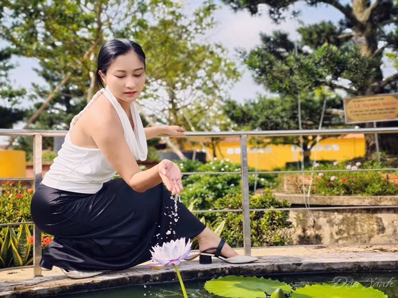 Chân Chân thuộc thế hệ 9x, kém NSND Việt Anh 36 tuổi. Hiện tại, ngoài là diễn viên, cô còn là quản lý của nghệ sĩ Việt Anh. Ảnh: FB Chân Chân.