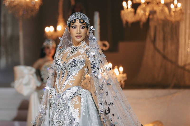 Khi tham gia Hoa hậu Hoàn vũ Việt Nam 2017, Hoàng Thùy được người yêu ủng hộ. Đến tháng 4/2018, người đẹp chia tay bạn trai. Hoàng Thùy muốn phát triển ở Việt Nam thay vì tình yêu với nửa kia ở Anh. Ảnh: FB Hoàng Thùy.