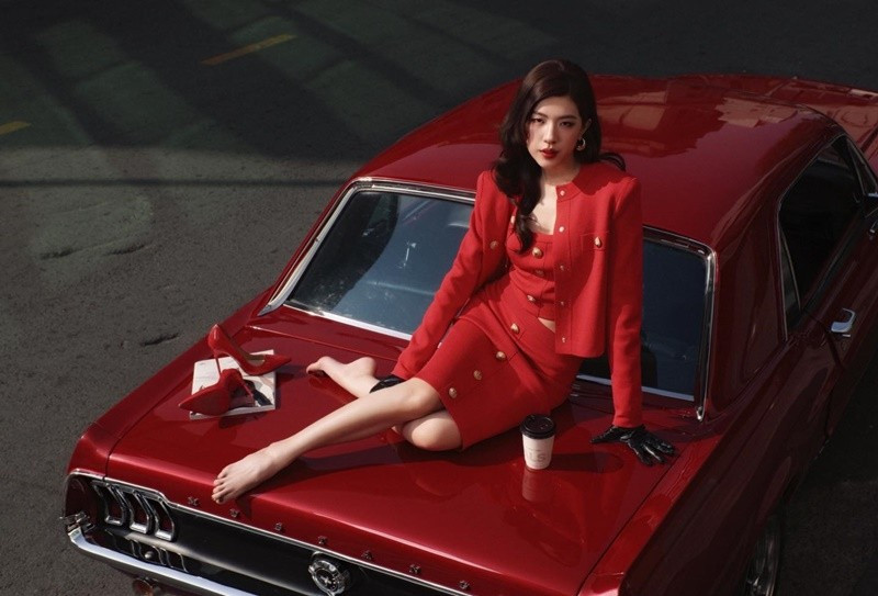 Nữ nghệ sĩ theo đuổi phong cách thời trang ngọt ngào, bay bổng nhưng vẫn có điểm nhấn phá cách.