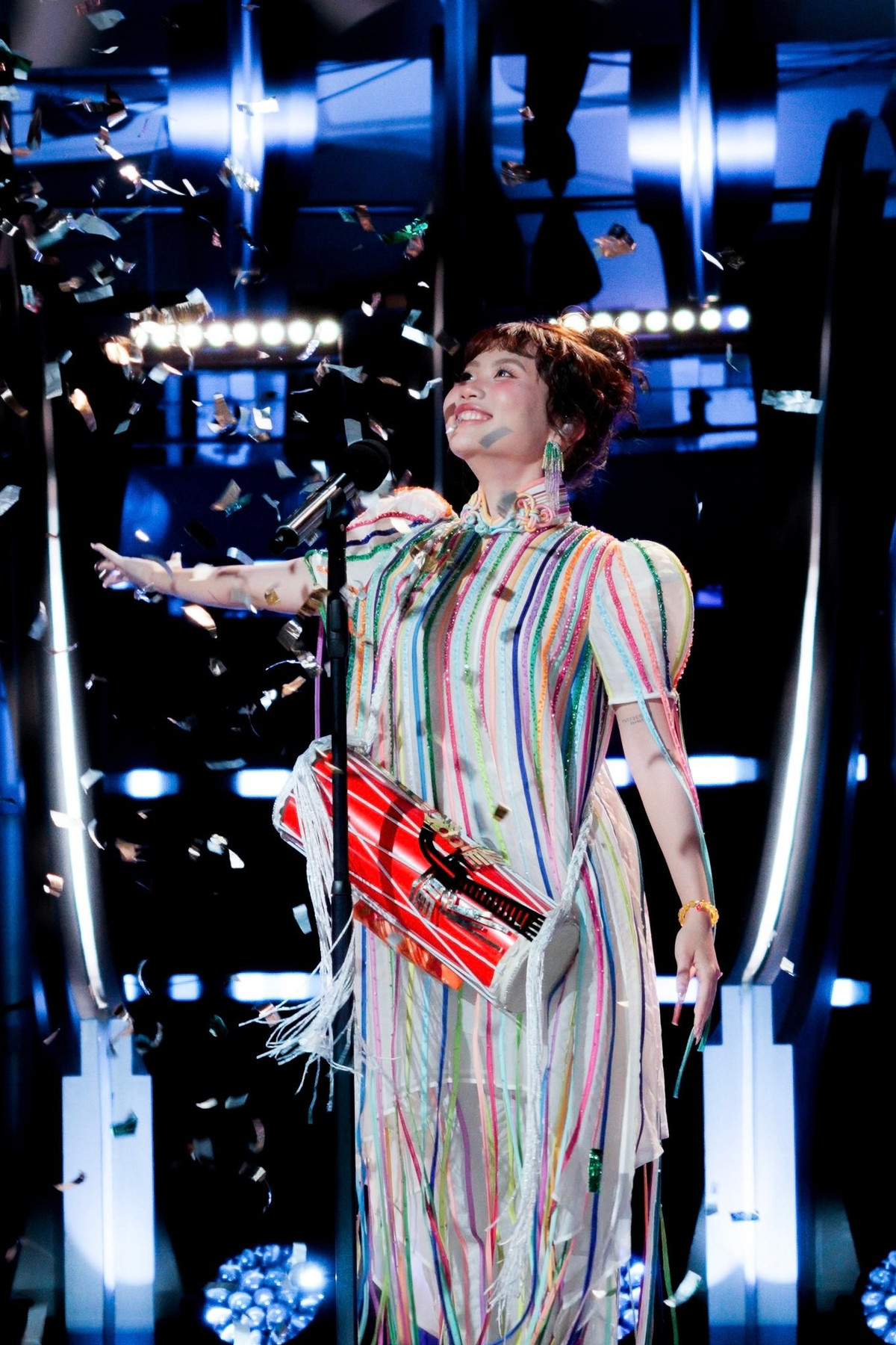 Phương Mỹ Chi bị Vương Hoằng Hạo vượt mặt để giành chiến thắng trong một tập của Sing! Asia 2025. Nam ca sĩ người Trung Quốc có 20/23 phiếu bầu còn Phương Mỹ Chi chỉ có 3 phiếu bầu. Tuy nhiên, do giành chiến thắng ở tập trước, Phương Mỹ Chi vẫn vào vòng tiếp theo. Ảnh: FB Phương Mỹ Chi.