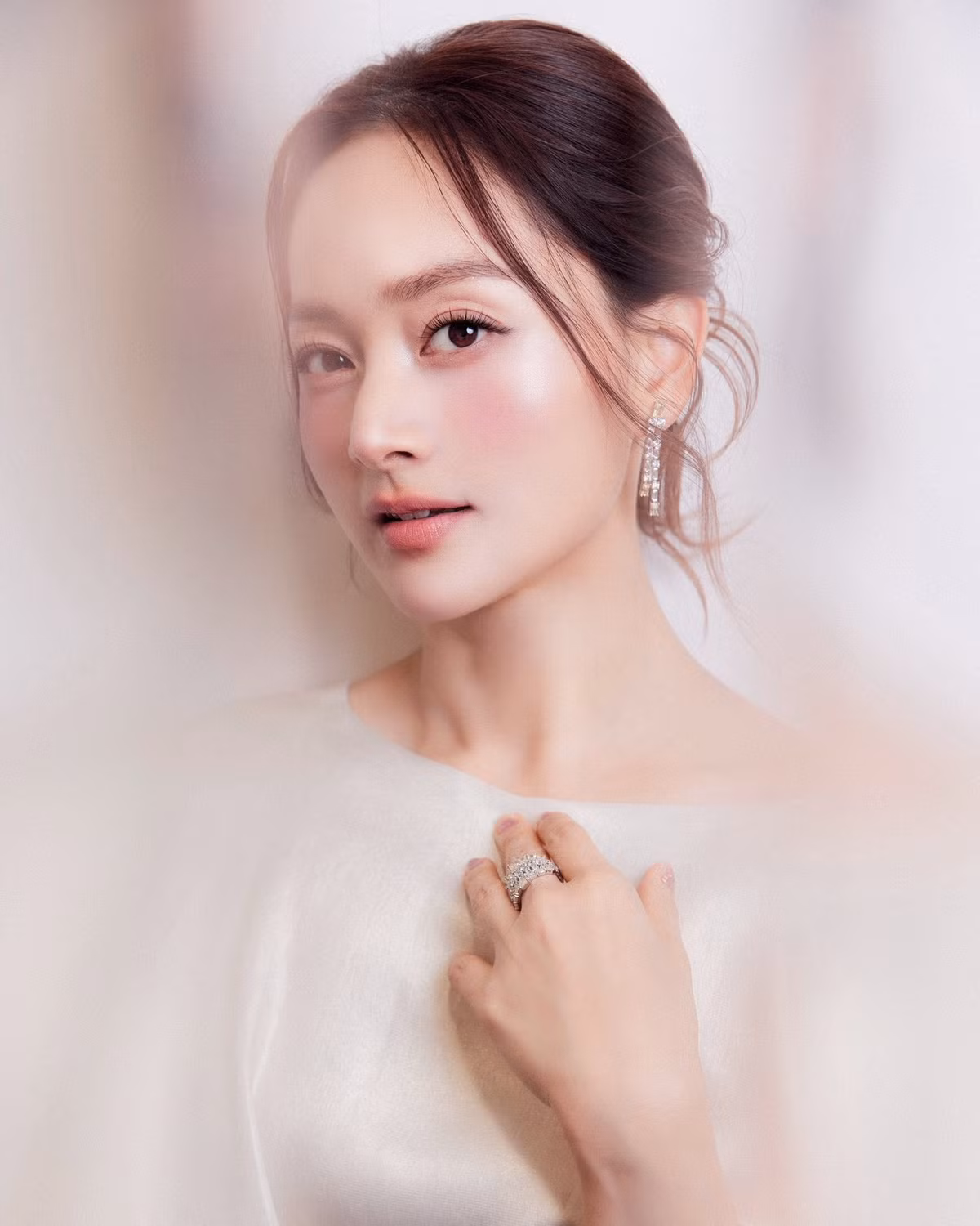 Cô nhắn nhủ bản thân: "Phương thương cô ấy nhiều hơn, bởi cô gái ấy đã trải qua thật nhiều, nhiều hơn những gì mọi người từng nghĩ nhưng cô ấy vẫn đứng vững, vẫn tiếp tục mạnh mẽ, không ngừng học hỏi để viết tiếp chương mới tốt đẹp hơn trong câu chuyện cuộc đời mình và các con".