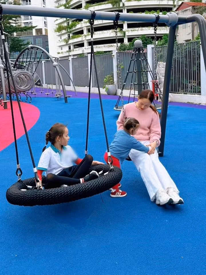"Lúc nào Mia và mẹ cũng ước có Lina đi cùng nhưng Lina đang giai đoạn tâm lý biến động nên muốn ở nhà nhiều hơn. Vì vậy, mẹ Phương phải cố gắng sắp xếp, hôm thì dành riêng thời gian với Lina, hôm thì chỉ có Mia mà thôi, để đảm bảo 2 con luôn có mẹ trọn vẹn trong 1 khoảng thời gian phù hợp", Lan Phương cho biết.