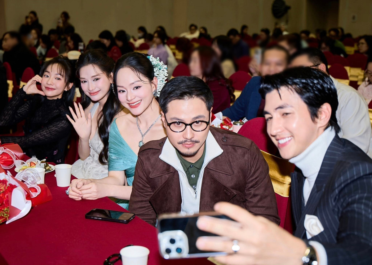 Lan Phương biết ơn vì ngày ấy, đến phim trường là một liều thuốc chữa lành tinh thần. Nữ diễn viên trân trọng từng khoảnh khắc đến trường quay. "Xâm nhập vào đời sống nội tâm nhân vật, khai thác từng góc cạnh và thể hiện điều đó trước máy quay luôn là niềm hạnh phúc của Phương. Tuần sau bộ phim lên sóng", cô viết.