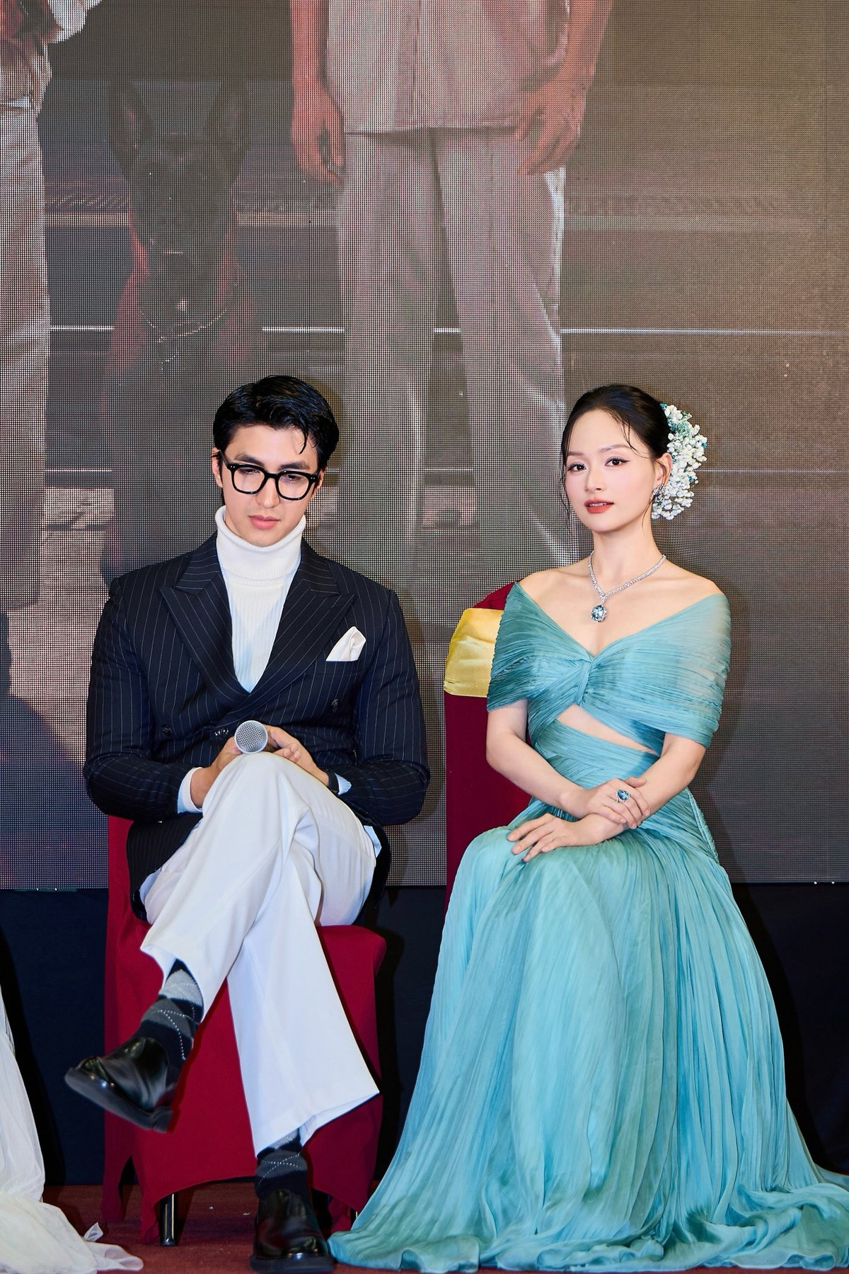 Làn da trắng sáng của Lan Phương nổi bật trên gam màu dịu mát của trang phục. Nữ diễn viên chọn kiểu tóc búi thấp gọn gàng, điểm xuyết hoa trắng nhỏ phía sau tai mang đến nét cổ điển, trang nhã. Lối trang điểm nhẹ nhàng giúp diện mạo của Lan Phương càng thêm cuốn hút.