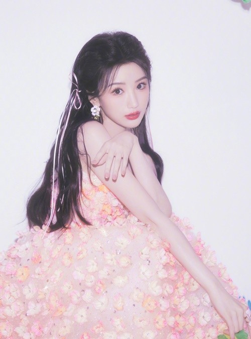 Chung Hiểu Cần của 30 chưa phải là hết khoe vẻ đẹp trẻ thơ. Ảnh: Weibo Mao Hiểu Đồng.